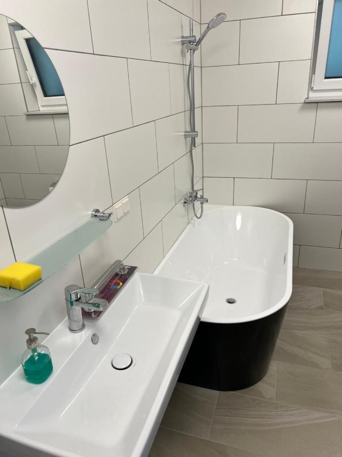 Ruhige Gruene Oase Bei Flughafen Schwechat Bagian luar foto