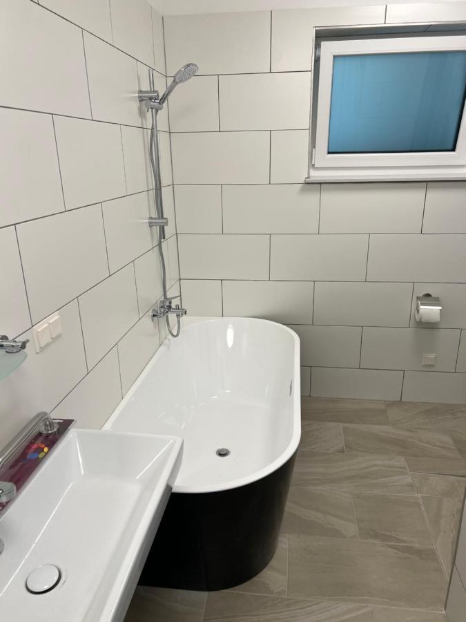 Ruhige Gruene Oase Bei Flughafen Schwechat Bagian luar foto
